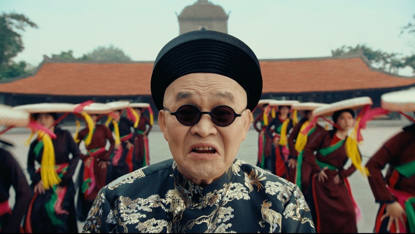 Nghệ sĩ Xuân Hinh diện áo dài, đội khăn xếp, đeo kính đen trong MV ''Bắc Bling''