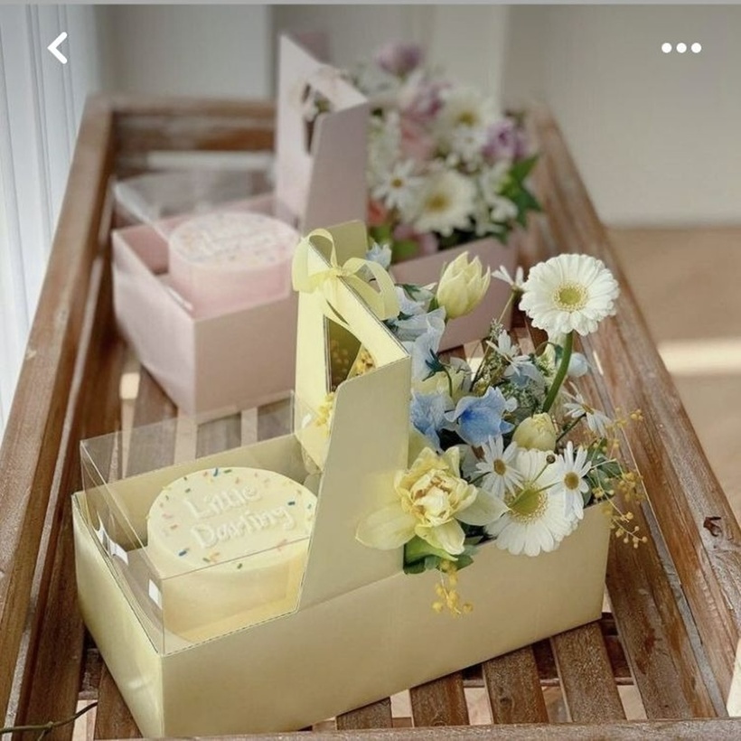 Set trà, bánh kèm hoa là một món quà tặng phổ biến và được ưa chuộng dịp 8/3.