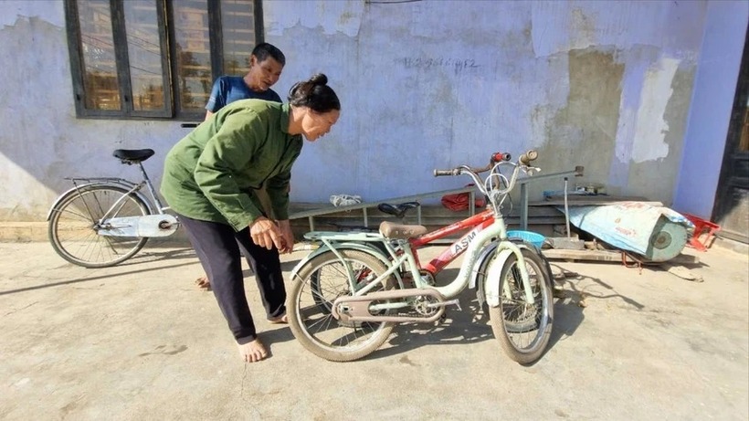 2 chiếc xe đạp cũ là phương tiện mà ba cháu bé dùng để đạp xe đi tìm cha. Ảnh: PLO.