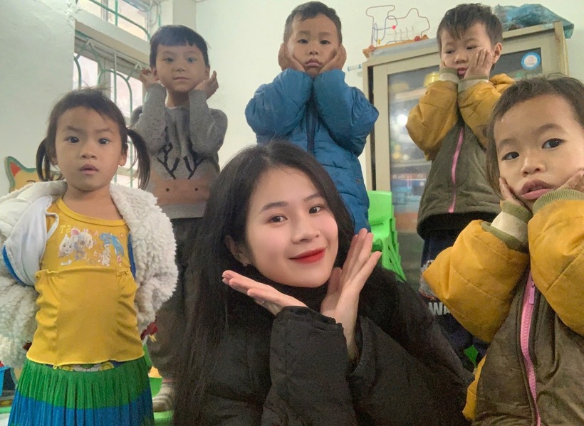 Cô giáo xinh đẹp Nông Thị Thu Dịu cùng các học trò nhỏ thân yêu của mình. Ảnh: Dân trí