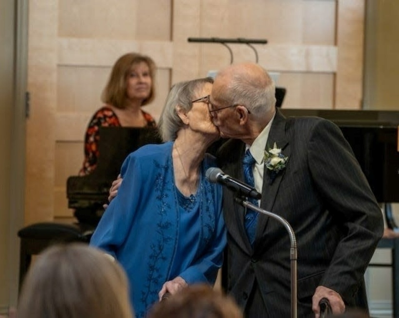 Ông Carl cũng không ngại nắm tay cô dâu và trao nụ hôn ngọt ngào. Ảnh: Carl D. Kruse.