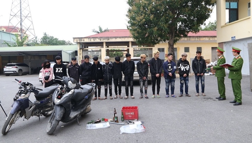 Lực lượng Công an lấy lời khai nhóm thanh, thiếu niên có hành vi “Cố ý làm hư hỏng tài sản, gây rối trật tự công cộng và gây thương tích”. Ảnh CACC