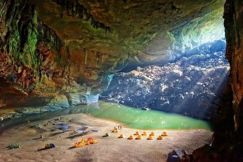 Bờ cát trắng và mặt nước xanh biếc cùng vòm hang khổng lồ khiến nơi đây đem lại nhiều trải nghiệm thú vị cho du khách.
