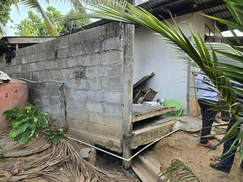 Kết quả kiểm tra cho thấy bức tường không được cố định chắc chắn, mà chỉ có một chút xi măng giữa tường và dầm. Ảnh: The Thaiger