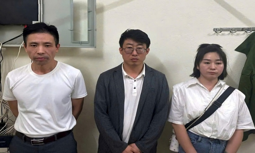 Lực lượng công an đang tạm giữ các đối tượng để điều tra làm rõ hành vi lừa đảo.
