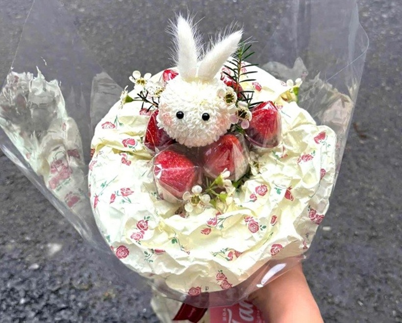 Nếu những đóa hồng kiêu sa, ly ly thanh khiết hay cẩm chướng dịu dàng đã trở nên quen thuộc, thì năm nay, thị trường hoa tươi chứng kiến sự "lên ngôi" của những bó hoa "biến tấu" đầy sáng tạo, khiến phái đẹp chỉ cần ngắm nhìn đã "say như điếu đổ".