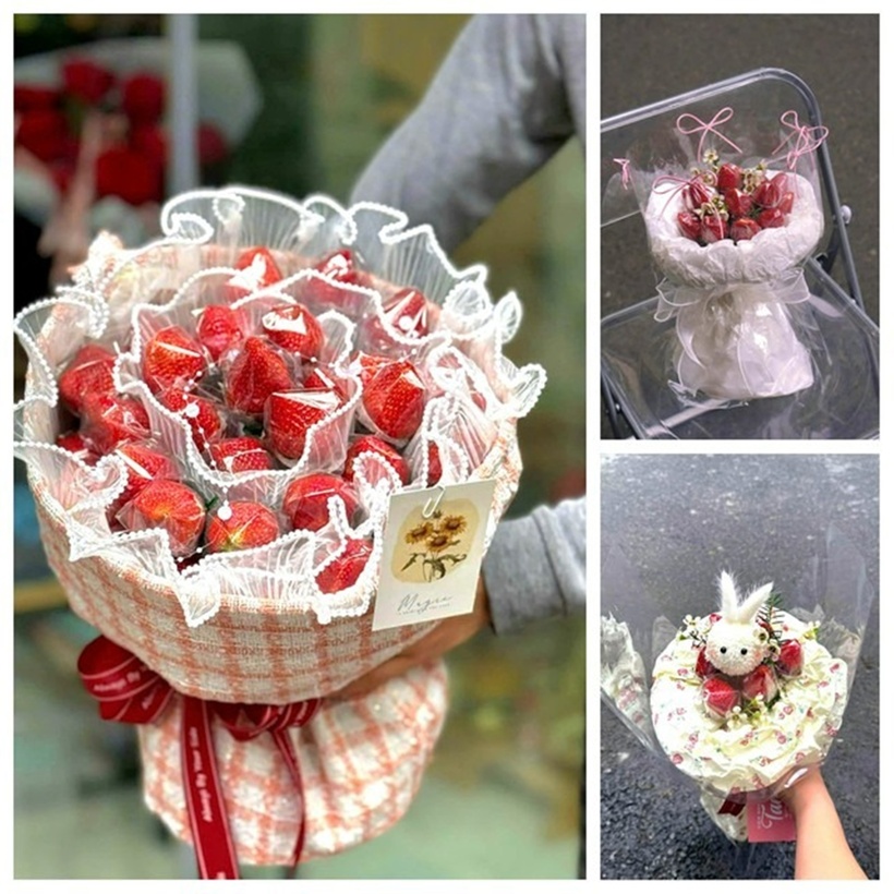 Cũng theo chị Khánh Vi, một "siêu phẩm" khác đang được các nàng "săn lùng" ráo riết là những bó hoa được tạo thành từ những quả dâu tây tươi mọng, được gói ghém một cách tỉ mỉ và tinh tế, kết hợp hài hòa với những bông hoa nhỏ xinh, tạo nên một tác phẩm nghệ thuật vừa đẹp mắt, vừa ngon miệng. Đây chắc chắn là món quà "2 trong 1" khiến bất cứ cô gái nào cũng phải "tan chảy".