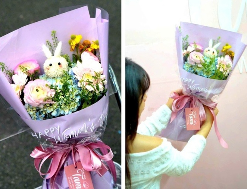 Chị Thúy Hạnh (25 tuổi, Hà Nội) không giấu được sự thích thú: "Bản thân tôi khi nhìn thấy bó hoa dâu tây siêu xinh này đã bị "đốn tim" ngay tức khắc. Vừa đẹp, vừa ăn được, lại còn độc đáo nữa, đây chắc chắn sẽ là một món quà vô cùng ý nghĩa và thiết thực dành cho phái đẹp trong ngày 8/3".