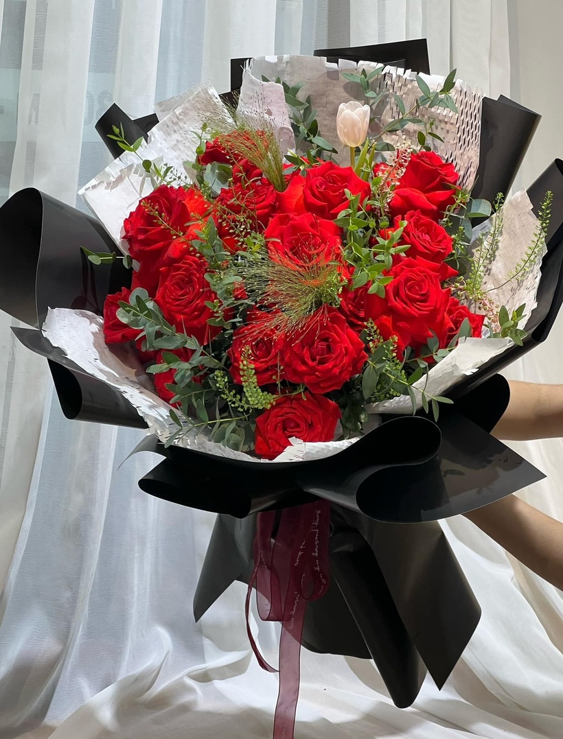 Được biết, giá của những bó hoa độc đáo này dao động từ 100.000 đồng đến vài trăm nghìn đồng. Đây được xem là một mức giá khá "mềm", phù hợp với túi tiền của nhiều người, giúp các chàng dễ dàng thể hiện tình cảm mà không lo "viêm màng túi".
