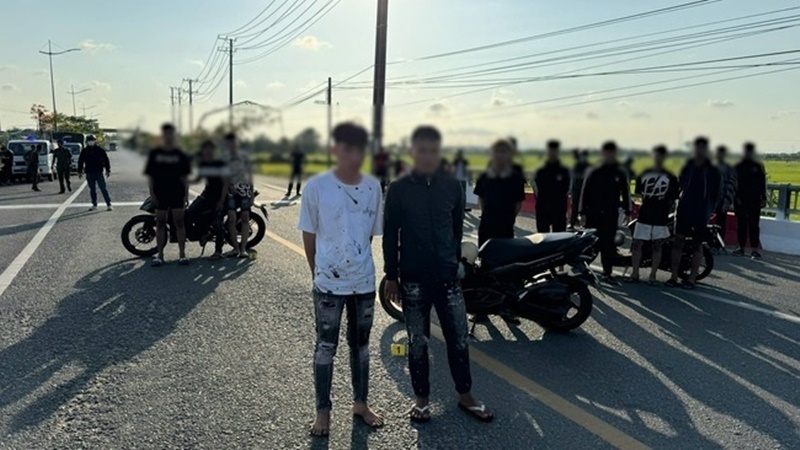 Gần 40 đối tượng được đưa đến hiện trường. Ảnh: Báo Dân việt.