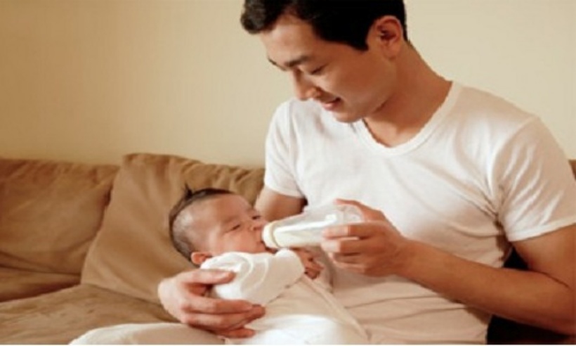 Đối với những gia đình có con nhỏ, trách nhiệm của người phụ nữ dường như tăng lên gấp đôi. Vì vậy, sẽ thật ý nghĩa nếu bạn biết san sẻ trách nhiệm này với người vợ của mình. Ảnh minh họa.