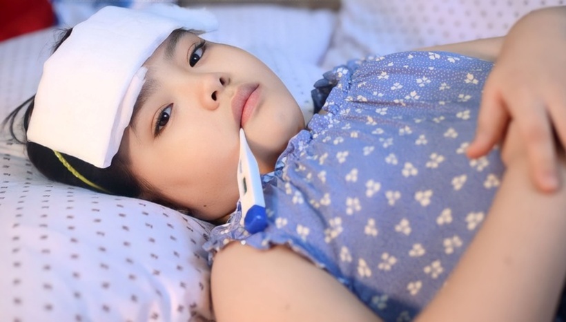 Cha mẹ chỉ dùng hạ sốt khi nhiệt độ của bé lên trên 38,5 độ C, mệt mỏi, bỏ ăn, bứt rứt, khó chịu. Ảnh minh họa.