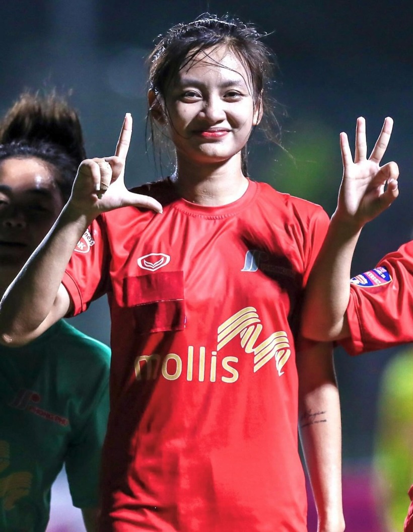 Giải bóng đá nữ U19 quốc gia đang diễn ra, tuy nhiên cái tên được người hâm mộ bóng đá nhắc nhiều nhất lúc này khi theo dõi giải đấu này là Lê Hồng Yêu. Nữ cầu thủ sinh năm 2007 quê Thanh Hoá, thi đấu ở vị trí trung vệ cho CLB Phong Phú Hà Nam tại giải bóng đá nữ U19 quốc gia 2025.