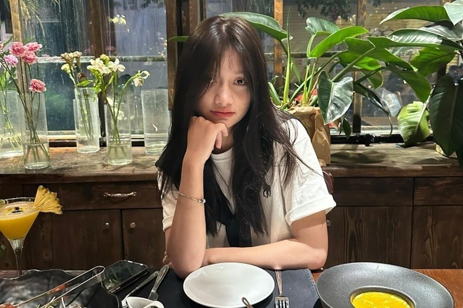 Hồng Yêu thường trang điểm nhẹ nhàng, chuộng trang phục đơn giản như áo phông. Trên trang cá nhân, cô thường xuyên chia sẻ hình ảnh tập luyện và vui chơi bên bạn bè, đồng đội.