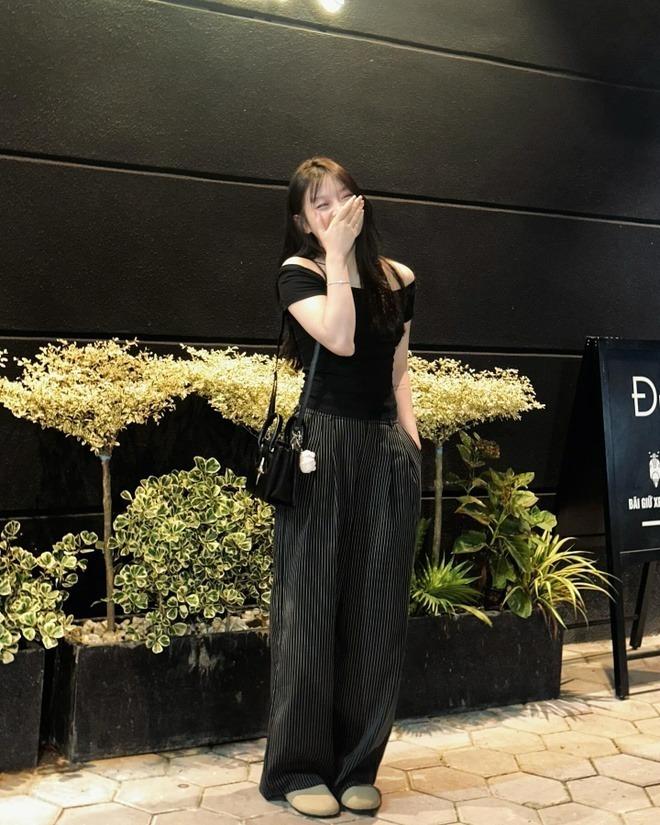 Nhờ chiều cao nổi bật, Hồng Yêu nhận nhiều lời khen dù chỉ diện trang phục nhẹ nhàng. Nữ cầu thủ được nhiều người hâm mộ dự đoán trở thành hot girl thế hệ mới của làng bóng đá nữ Việt Nam.
