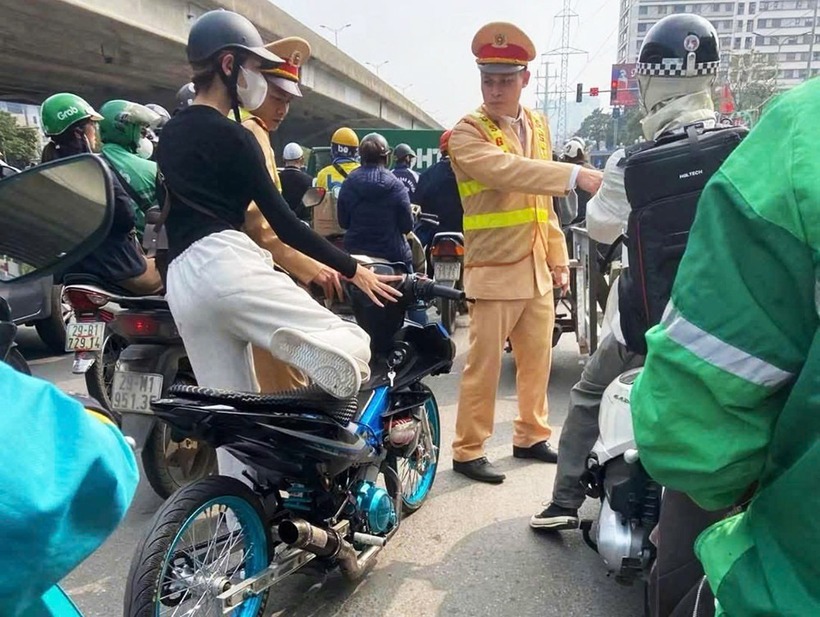 CSGT yêu cầu nữ sinh dừng xe máy kiểm tra. Ảnh: Vietnamnet.