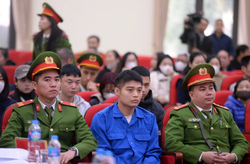 Bị cáo Phạm Ngọc Tuấn (áo xanh, ngồi) tại phiên tòa xét xử. Ảnh: Giao Thông