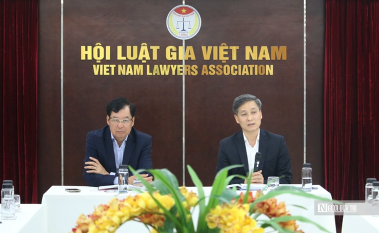 Ông Nguyễn Khánh Ngọc - Chủ tịch Hội Luật gia Việt Nam (phải) và TS.Trần Công Phàn - Phó Chủ tịch thường trực Hội Luật gia Việt Nam chủ trì cuộc họp.