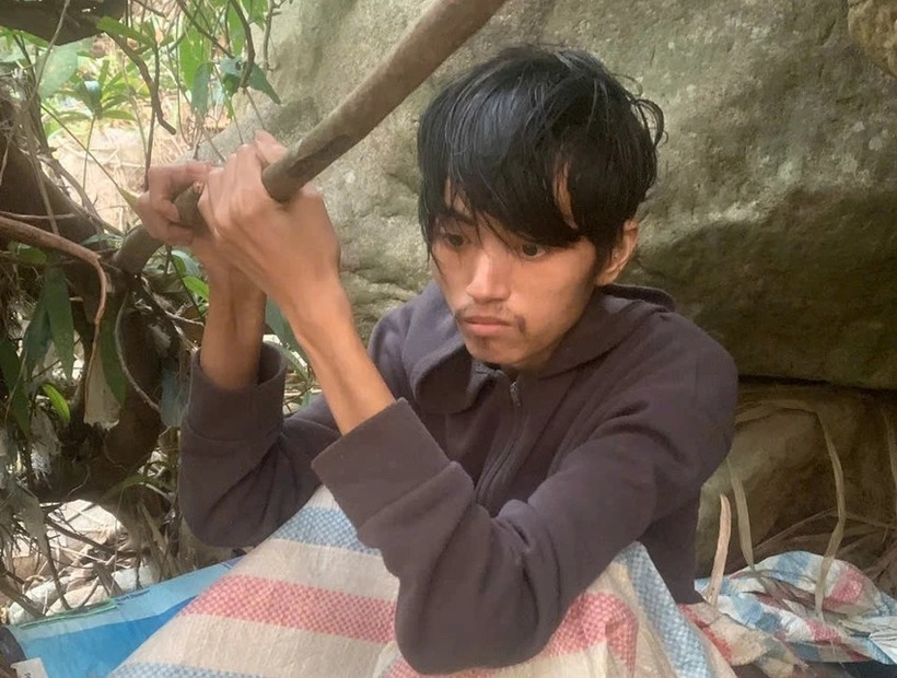 Thanh niên làm giả giấy tờ trốn nghĩa vụ quân sự rồi trốn vào rừng ẩn náu. Ảnh: PLO.