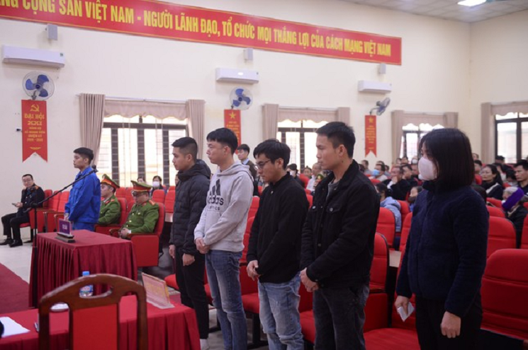 Các bị cáo đứng nghe Viện kiểm sát công bố cáo trạng. Ảnh: Tiền Phong