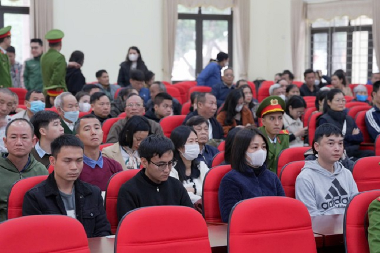 Rất đông người dân tại xã Mai Đình đến theo dõi phiên lưu động. Ảnh: Tiền Phong