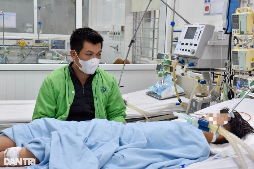 Qua chụp cắt lớp vi tính có tiêm thuốc cản quang, các bác sĩ xác định bé trai bị vỡ mạch máu não vì dị dạng động tĩnh mạch não bẩm sinh. Ảnh: Dân Trí