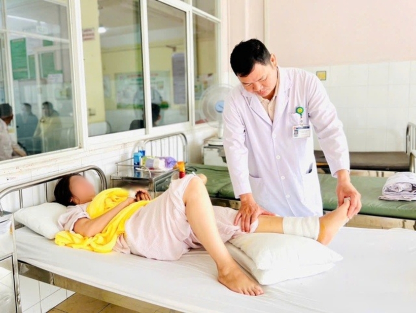 Người phụ nữ bị gãy lún 3 mắt cá cổ chân trái (trong, ngoài, sau) và di lệch cả ba. Ảnh: Người Lao Động