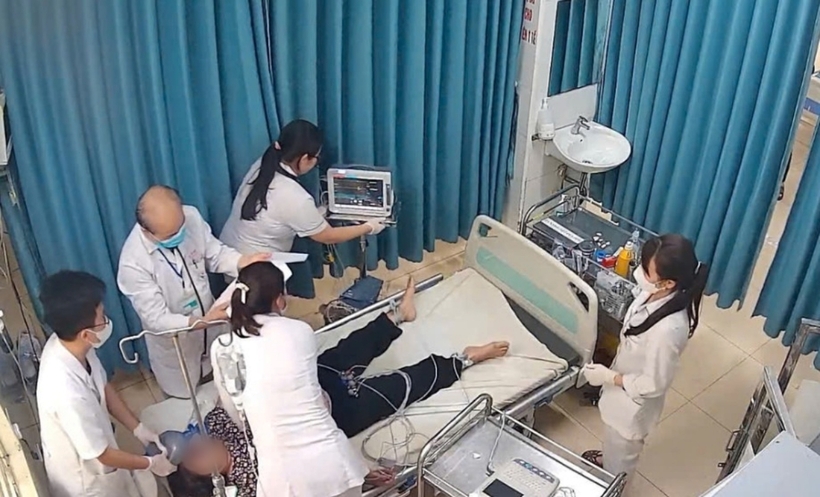 Quá trình cấp cứu diễn ra gấp rút và liên tục trong 70 phút. Ảnh: VietNamNet
