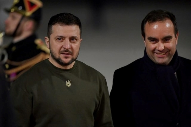 Tổng thống Ukraine Volodymyr Zelensky cùng Bộ trưởng Quốc phòng Pháp Sebastien Lecornu. Ảnh: Reuters