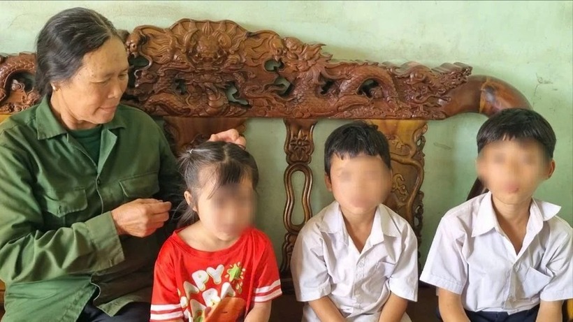 Cháu Hoàng Văn K. (10 tuổi), Hoàng Văn B. (8 tuổi) và Hoàng Thị T. (5 tuổi). Ảnh: PLO.