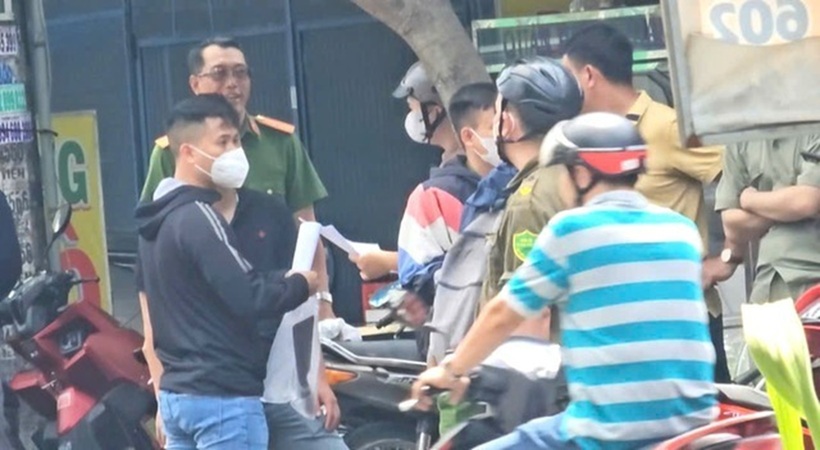 Công an thu giữ con dao tại hiện trường. Ảnh: Thanh Niên