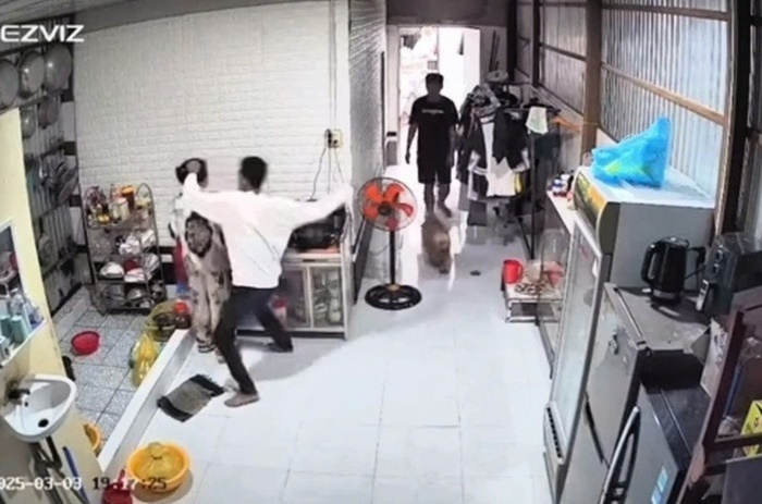 Anh S. vào bếp túm đầu vợ và đánh ngã xuống sàn nhà. Ảnh: Báo Người lao động.