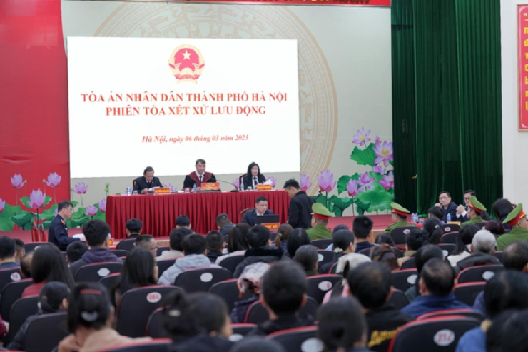 Việc xét xử diễn ra lưu động tại hội trường xã Quang Tiến. Ảnh: Sức khỏe & Đời sống