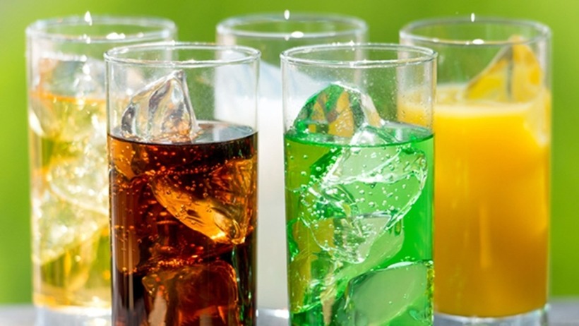 Nước ngọt có ga còn chứa nhiều chất phụ gia, phẩm màu và hương liệu nhân tạo, gây thêm gánh nặng cho gan trong quá trình đào thải độc tố. Ảnh minh họa.