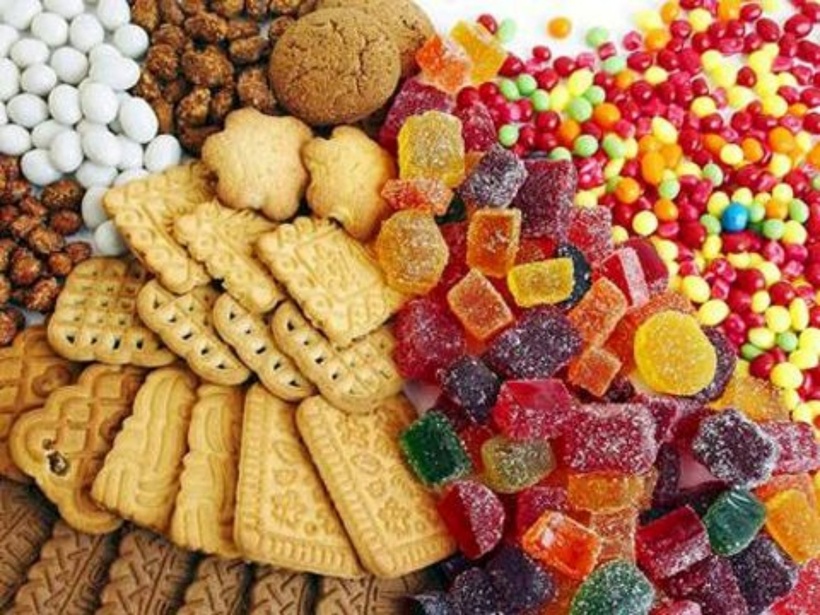 Các chất phụ gia, phẩm màu và hương liệu nhân tạo trong bánh kẹo công nghiệp cũng gây thêm gánh nặng cho gan trong quá trình đào thải độc tố. Ảnh minh họa.