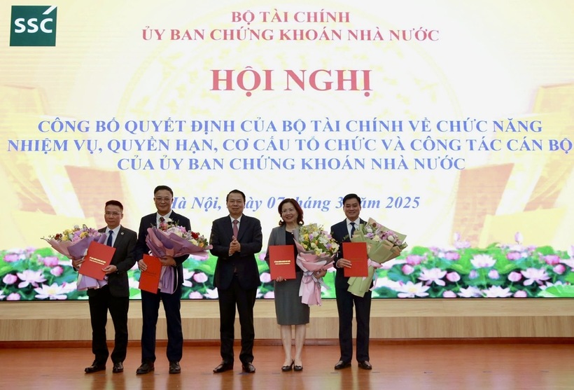Thứ trưởng Bộ Tài chính Nguyễn Đức Chi chúc mừng Ban Lãnh đạo UBCKNN.