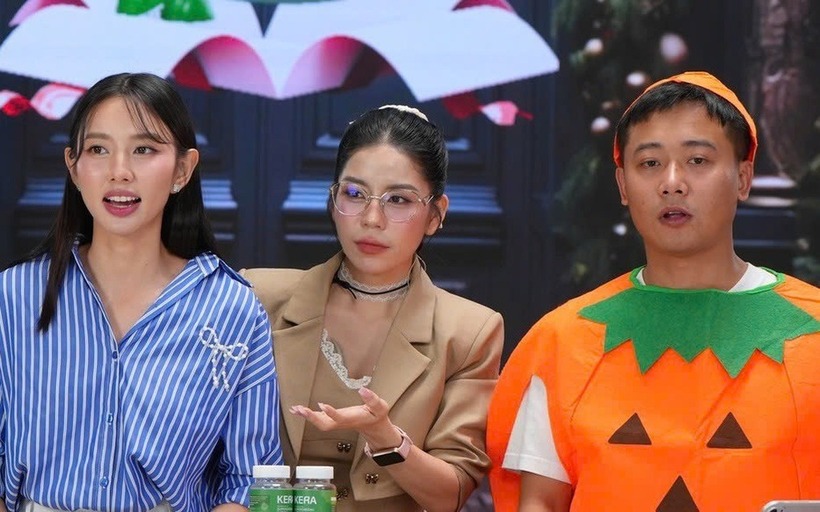 Hoa hậu Thùy Tiên cùng Quang Linh Vlogs và Hằng Du Mục trong một phiên livestream bán sản phẩm kẹo rau củ (Ảnh: Chụp màn hình).