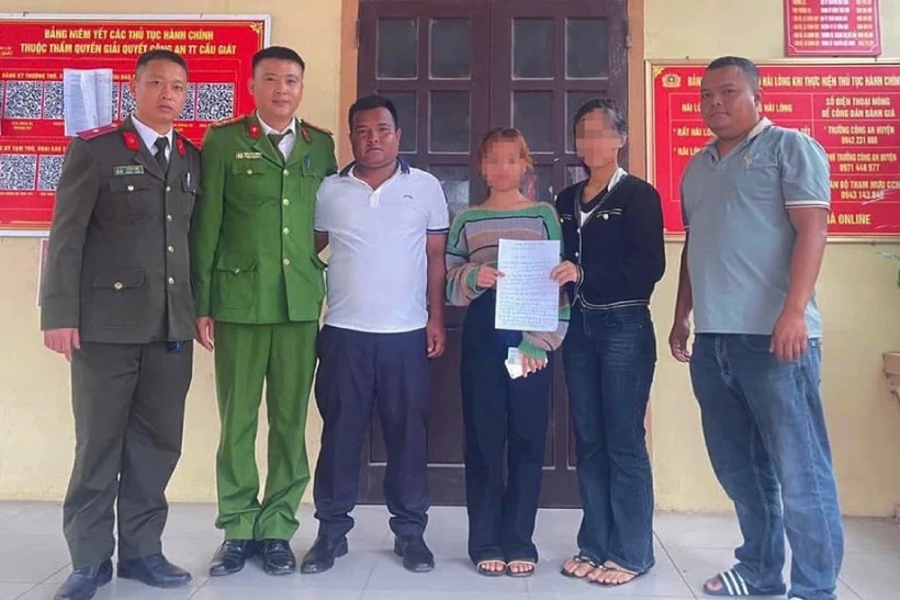 Công an thị trấn Cầu Giát bàn giao hai cháu gái cho Công an phường Thống nhất và Bí thư Buôn Dlung đưa hai cháu về nhà ở Đắk Lắk. (Ảnh: PLO)