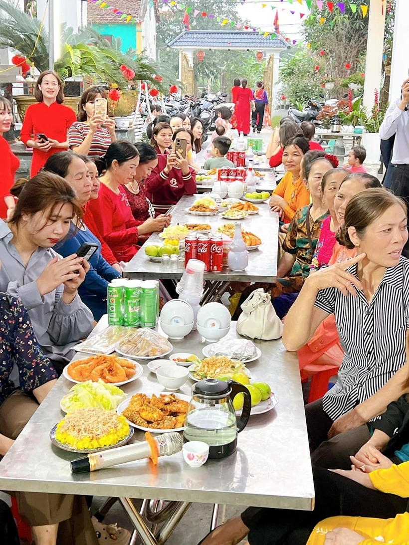 Bữa tiệc diễn ra trong không khí ấm áp, vui vẻ. Ảnh: Báo Dân trí.