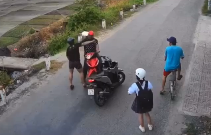 Camera ghi lại vụ va chạm nhẹ máy, sau đó nam thanh niên ra tay đánh người. Ảnh: Thanh Niên