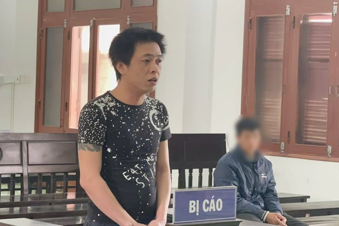 Thấy vợ ở cùng người lạ, Nguyễn Ngọc Hưng nổi cơn ghen, dùng kéo truy sát tình địch. Ảnh: Lao Động
