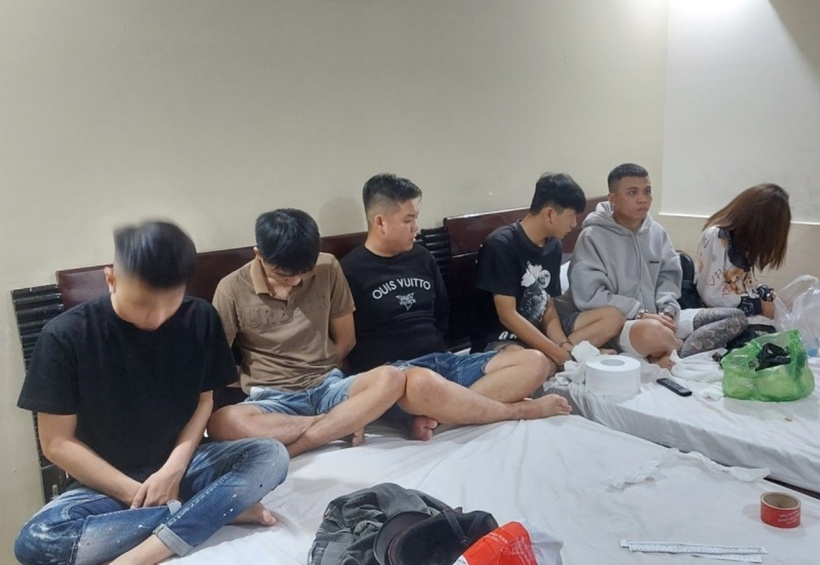 Qua test nhanh, cả 6 người đều dương tính với ma túy. Ảnh: Công An Nhân Dân