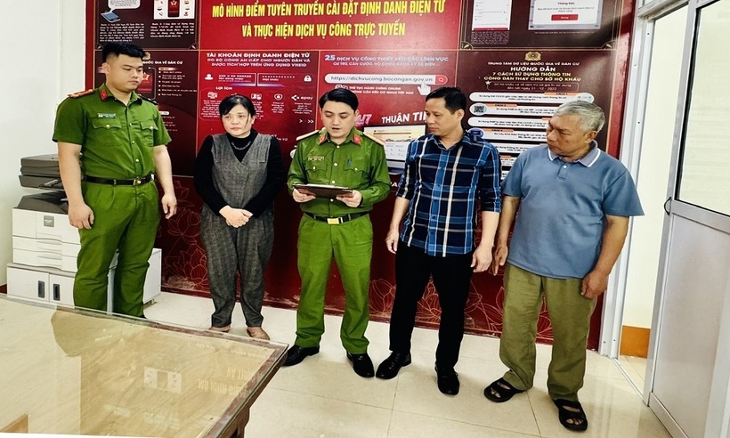 Cảnh sát điều tra Công an tỉnh Lào Cai thi hành lệnh khởi tố bị can.