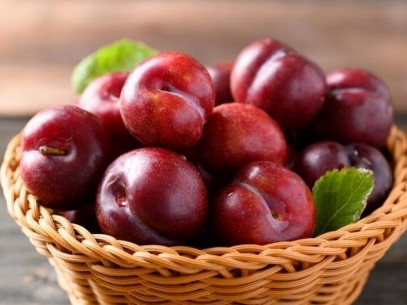 Bà bầu có thân nhiệt nóng hơn bình thường không nên ăn nhiều mận vì có thể sinh phát ban.