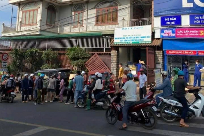 Rất đông người dân tập trung trước căn nhà xảy ra án mạng vì hiếu kỳ. Ảnh: Dân Trí