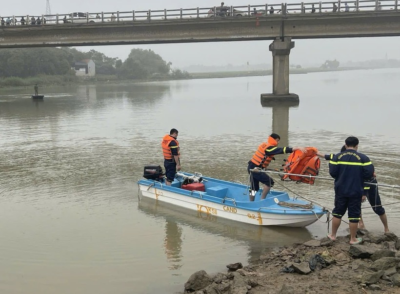 Lực lượng chức năng tỉnh Ninh Bình tìm kiếm người đàn ông bị mất tích. (Ảnh: Lao động)