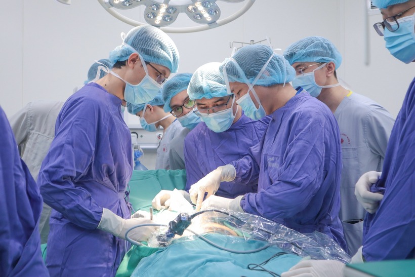 Các bác sĩ tiến hành phẫu thuật cấp cứu giúp nữ sinh 15 tuổi. Ảnh: BVCC