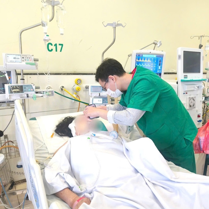 Người bệnh được chăm sóc, điều trị tích cực tại Bệnh viện Bệnh nhiệt đới trung ương. Ảnh: Hà Nội Mới