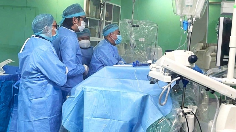 Các bác sĩ Bệnh viện Đa khoa Trung ương Cần Thơ can thiệp nội mạch tắc thành công ổ giả phình động mạch thận, kích thước lớn trên người bệnh chấn thương thận độ IV. Ảnh: VOV
