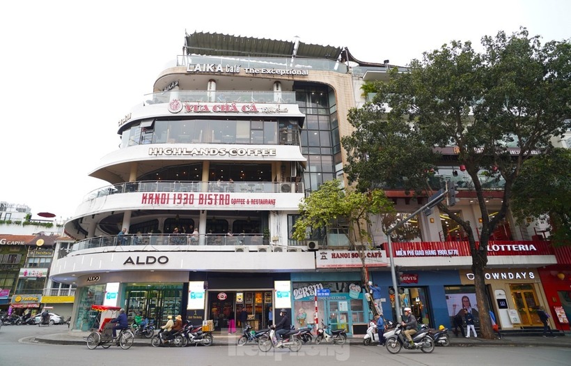 Toà nhà "Hàm cá mập" là một trung tâm thương mại tại số 7 Đinh Tiên Hoàng (Hà Nội). Ảnh: Tiền Phong